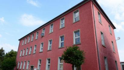 Bild: bey
Das "Gästehaus" wird nach dem Umbau nicht mehr zu erkennen sein. Auf der Rückseite des Gebäudes wird an der Außenwand ein Aufzug angebaut, ebenso wie ein zweiter Fluchtweg.