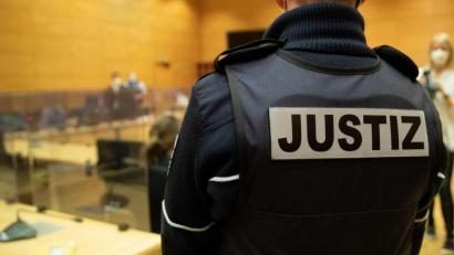 Symbolbild: Friso Gentsch/dpa
Die 34-Jährige, die von ihrem Mann geschlagen und gewürgt wurde, bestand als Zeugin vor dem Amtsgericht Tirschenreuth darauf, dass ein Justizbeamter anwesend ist, da sie Angst vor ihrem Mann habe.
