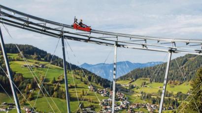 Bild: Wildschönau Tourismus/dpa
Das Familienerlebnis Drachental Wildschönau bietet eine rasante Sommerrodelbahn.