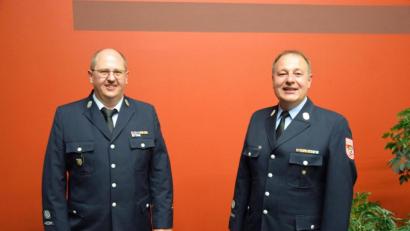Bild: mde
Peter Denz (rechts) bleibt weitere sechs Jahre Kommandant der Feuerwehr Kemnath. Zum neuen stellvertretenden Kommandanten wählten die Aktiven Norbert Weismeier (links).