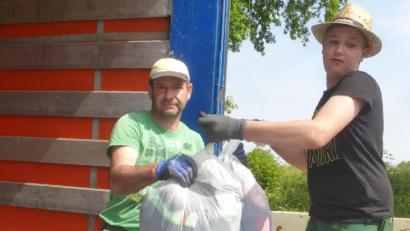 Bild: mad
Die Helfer packten fleißig mit an, um die Sammelsäcke zu verladen.