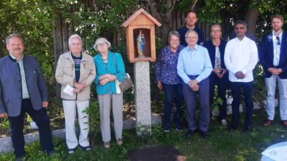 Bild: ld
Dankesworte und Worte der Anerkennung richtete Bürgermeister Bernhard Schindler (links) bei der Einweihung des Marterls an die Helfer. Das Marterl hat einen würdigen Platz gefunden. Das Ehepaar Hanni und Hans Kern (links) hatte die Madonna restaurieren lassen. Den kirchlichen Teil gestalteten Pastoralreferent Maximilian Pravida und Pater Joy (von rechts). Rechts neben dem neuen Marterl die Familie Doleschal, die das neue Kleinod pflegt. Die Initiative ging von Senior Hans Doleschal aus, er hat die Idee auch umgesetzt.