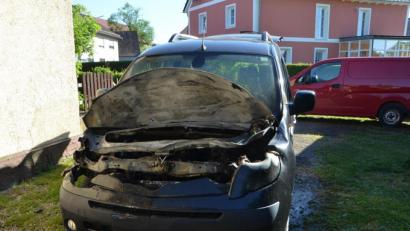 Bild: dob
Der Motorraum des Autos ist total ausgebrannt. Schlimmeres konnte durch die Feuerwehrkräfte verhindert werden.