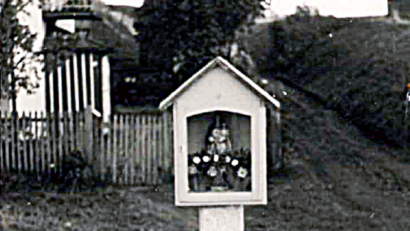 Repro: ld
Das Marterl an seinem ehemaligen Platz "an der Gass" mit dem zweifarbigen Vorbau des Hauses im Hintergrund. Das Haus ist heute zugewachsen und nicht mehr zu sehen.