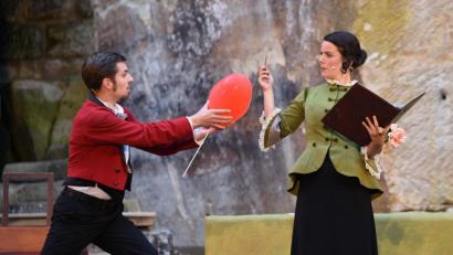 Bild: Tobias Schwarzmeier
Zahlkellner Leopold (Felix C. Groll) öffnet seiner Chefin Josepha Vogelhuber (Doris Hofmann) sein Herz. Doch die schmettert die Avancen zunächst energisch ab.