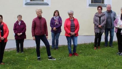 Bild: soj
Alte und neue Vorsitzende der Frauen-Union Ebnath ist Petra Becher (Vierte von rechts). Den Vorstand komplettieren (von links) Inge Stich, Agnes Nickl, Christa Schiener, Christine Söllner, Renate Kuhbandner und Angelika Rubenbauer sowie Gabriele Filberth (Zweite von rechts). Die Wahlen leiteten CSU-Ehrenvorsitzender Josef Söllner (rechts, mit Enkel Ferdinand) und Hubert Becher (Dritter von rechts).