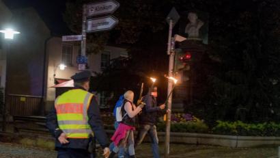 Bild: Thomas Witzgall
Fackelzug nach einer Querdenker-Demo in Weiden im Oktober 2020. Nicht jeder, der mitläuft, ist Reichsbürger. Aber Reichsbürger laufen mit.