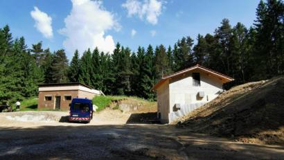 Bild: Portner
Bald ist es vorbei, mit den zwei Häuschen im Oberviechtacher Hochwald: Nachdem der neue Hochbehälter Roßhaupt (rechts) angeschlossen ist, startet jetzt der Rückbau des alten Technikgebäudes (links) samt Stahlbetonkammern (Mitte). Danach wird das Gelände eingeebnet und Magerrasen angesät.