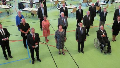 Bild: Hirsch
Der Landkreis ehrte 15 Persönlichkeiten mit der Verdienstmedaille. Erste Reihe von links: Joachim Hanisch, Marianne Deml, Hans Hottner, Alois Seegerer und Emilia Müller. Zweite Reihe von links: Landrat Thomas Ebeling, Dr. Margit Berwing-Wittl, Sandra Loew, Leo Feichtmeier, Siegfried Damm, Michael Ebnet und Bezirkstagspräsident Franz Löffler. Dritte Reihe von links: Maria Baumer, Dr. Thomas Brandl, Georg Butz, Josef Biebl und Herbert Krauthann.