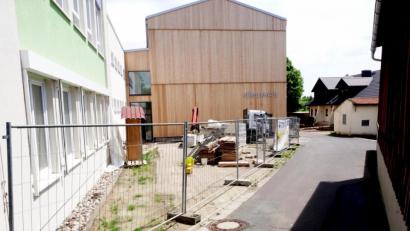 Bild: bkr
Vorplatz Bürgerhaus: Ein Baum in der Mitte des Platzes und viel Grün dazu. In diesem Bereich soll die Straße eine weiße Asphaltdecke bekommen und so den Vorplatz räumlich sichtbar machen.