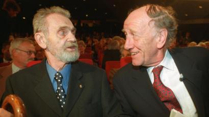 Archivbild: Oliver Berg/dpa
Der österreichische Lyriker H. C. Artmann (links) und der damalige Präsident der Deutschen Akademie für Sprache und Dichtung, Christian Meier unterhalten sich am 25. Oktober 1997 im Darmstädter Staatstheater. Der Wiener erhielt damals den Georg-Büchner-Preis, die angesehenste Literaturauszeichnung in Deutschland.