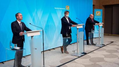 Bild: Sven Hoppe
Hubert Aiwanger (Freie Wähler), Wirtschaftsminister von Bayern, Markus Söder (CSU), Ministerpräsident von Bayern, und Peter Altmaier (CDU), Bundeswirtschaftsminister, nehmen nach einer Video-Schalte mit Vertretern von Unternehmen und Wissenschaft an einer Pressekonferenz teil.