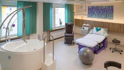 Bild: Michael Vogl/exb
Im Kreißsaal des Krankenhauses St. Barbara kamen im vergangenen Jahr 672 Kinder zur Welt. Der Bestand der Geburtshilfestation ist durch die Defizitübernahme auch weiterhin gesichert.