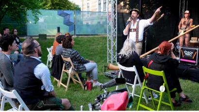 Bild: Hirsch
Das Duo "Loisach Marci" mit Marcel Engler und Jens-Peter Abele (rechts) eröffnete am Sonntag im Garten des Oberpfälzer Künstlerhauses den Open-Air-Sommer des städtischen Kulturamtes.