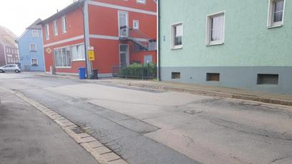 Bild: gi
Für Marktrat Hermann Ach ist die Burgtreswitzer Straße innerhalb der Ortsdurchfahrt Moosbach im schlechtesten Zustand. Er forderte eine Sanierung im Jahr 2021/2022 so wie ursprünglich vom Landkreis geplant.
