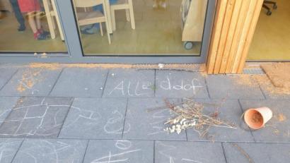 Bild: Kindergarten Dieterskirchen
Unbekannte Täter haben das neue Pflaster am Kindergarten Dieterskirchen mit Kritzeleien beschmiert und die Fenster mit Sand beworfen.
