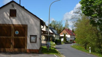 Bild: jr
Eine mehrwöchige Tempomessung hat die Gemeinde Leonberg an der Ortsdurchfahrt von Königshütte durchgeführt, wo eine Höchstgeschwindigkeit von 50 km/h erlaubt ist.