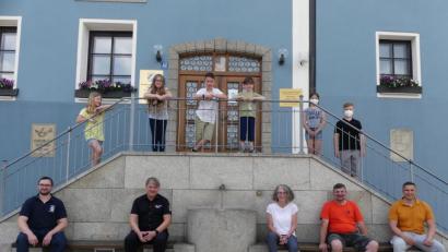 Bild: rn
Marcus Gradl (rechts), Daniel Danzer und Jürgen Meyer (von links) danken den jungen Feuermeldern für ihre schnelle Reaktion.