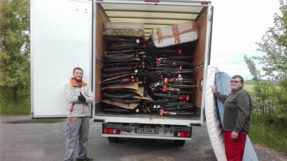 Bild: ws
Von Mitgliedern der Aktion Solidarität, darunter auch Peter Trottmann (links) und Ewald Oppl wurde ein Transporter mit Sachspenden beladen. In dem Fahrzeug finden sich unter anderem 27 Fahrräder und eine Industrienähmaschine. Die Hilfsgüter wurden zur Lagerhalle des Vereins „Junge Leute helfen“ nach Obing am Chiemsee gebracht. Von dort gehen sie an die Empfänger im Kosovo, in Albanien, Montenegro, Bosnien und Kroatien.
