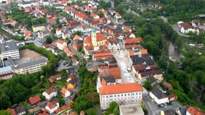 Luftbild: MIchael Ascherl
Der Stadtplatz ist das Sahnestück Neustadts. Außen herum ist aber vielerorts Sanierungsbedarf da, sagen Fachleute vom Planungsbüro Kuchenreuther.
