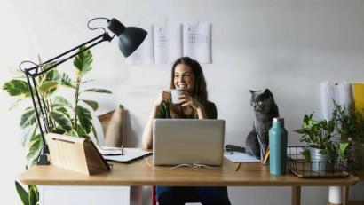 Bild: Valentina Barreto/Westend61/dpa
Am besten steht der Schreibtisch nah am Fenster und das Tageslicht scheint Linkshändern über die rechte Schulter.