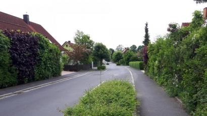 Bild: pz
Im Zusammenhang mit der Verkehrsberuhigung in Wohngebieten bezeichnete sich Markus Scharnagl als "Fan der Elsa-Brändström-Straße" (Bild), vor allem wegen der Planzbereiche auf beiden Seiten und den zuvor angeordneten Parkflächen.
