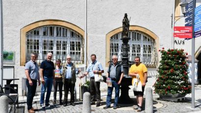 Bild: pko
Franz Tennert (Mitte) übergibt das Zepter an den neuen Wanderwegpaten Klaus Zeiser (Dritter von rechts). Mit dabei sind (von links) Martin Birner, Werner Dietrich, Annemarie Süß, Jonas Keilhammer und Uwe Stanke.