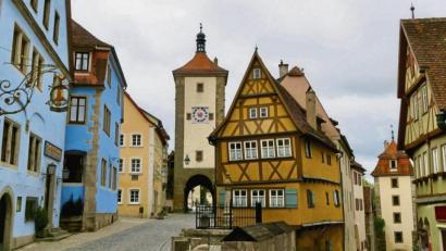 Bild: Daniela David/dpa
Das schiefe Plönlein ist das Wahrzeichen von Rothenburg.