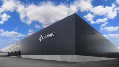 Archivbild: Cube
Eine der imposanten Cube-Hallen in Waldershof. Nun ist ein Hochregallager geplant, dessen ursprüngliche Höhe von 50 auf 40 Meter verringert wurde.