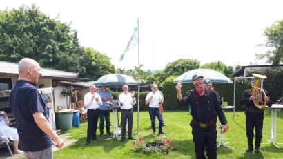 Bild: pz
Karlheinz Hoyer (links) an seinem 80. Geburtstag in seinem Garten während des Auftritts der "Altneihauser", von rechts Peter Fuhrmann und Kommandant und Dirigent Norbert Neugirg sowie am Stehtisch Bürgermeister Bernd Sommer, Stadtpfarrer Dr. Thomas Vogl, Stadtbaumeister Hubert Siller und Dritter Bürgermeister Markus Scharnagl.