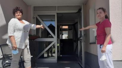 Bild: u
Ab sofort ist das Hirschauer Seniorenheim St. Barbara für Besucher wieder ganztägig ohne Testung und Anmeldung geöffnet. Heimleiterin Astrid Geitner (links) und Gerontotherapeutin Anita Dobmeier (rechts) laden ein, die neuen Möglichkeiten unter Einhaltung der AHA-Regeln zu nutzen.