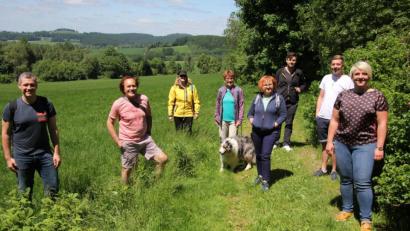 Bild: kro
Wandern im Grünen rund um Bärnau: Grünen-Landtagsabgeordnete Anna Schwambegrer (rechst) mit ihrem Landtagskollegen Christian Zwanziger (links) und weiteren Gleichgesinnten, auf der Suche nach touristischem Potenzial in Bärnau.