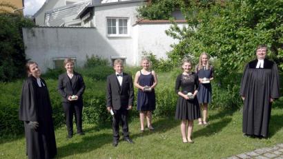 Bild: gac
Vikarin Dr. Rebecca Scherf (links) und Pfarrer Dr. Roland Kurz (rechts) mit den Konfirmierten (von links) Mirjam Deyerl, Anton Wolfsteiner, Leni Wolfsteiner, Malin Kopczyk und Amelie Trösch.