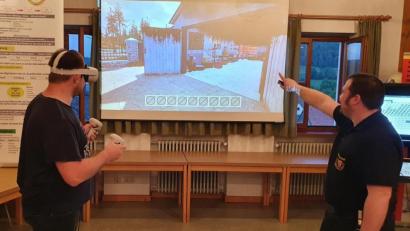 Bild: gri
Feuerwehrübung mit der Virtual-Reality-Brille: In Freudenberg gibt es eine Ausbildungseinheit per Computer-Simulation.