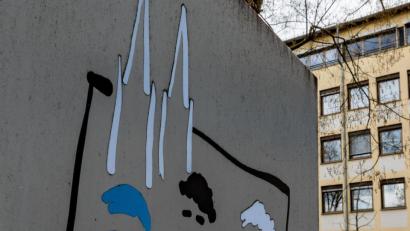 Bild: Armin Weigel
Das Logo der Regensburger Domspatzen vor dem Schulgebäude. Foto: Armin Weigel/dpa/Archivbild