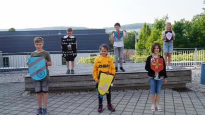 Bild: wel
Mit Freude präsentieren Kinder der vierten Klasse ihre selbst entworfenen Schilde.