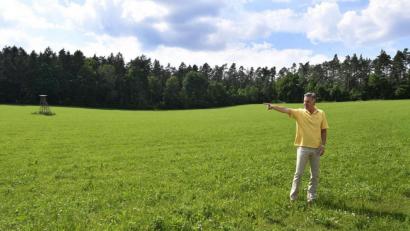 Bild: Petra Hartl
Michael Grob will das grüne Naturparadies am Rande des Hirschwaldes in Theuern bewahren und das dort geplante Neubaugebiet verhindern. Bürgermeister Strehl vermutet jedoch, Grob geht es nur um seine freie Sicht und die Ruhe.