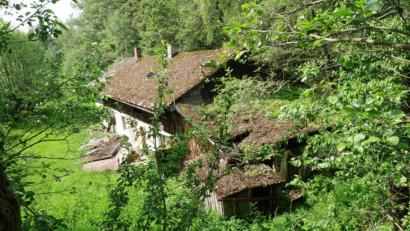 Bild: bkr
Der Vergangenheit wird bald das wüste Gelände der Sandgrube angehören. Besonders die alten drei Baracken gehören entsorgt.