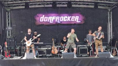Bild: gz
Die "Dorfrocker" aus dem unterfränkischen Kirchaich bei Bamberg sorgen auf dem Festplatz in Eslarn mächtig für Stimmung.