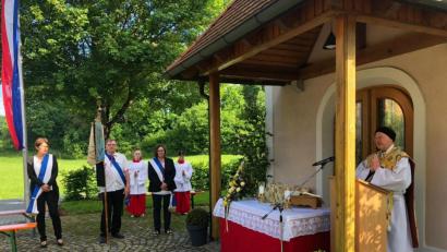 Bild: jzk
Vor der Reuther Kapelle zelebrierte Pfarrer Heribert Stretz (rechts) den Dankgottesdienst, zu dem auch eine Abordnung des örtlichen Radfahrervereins Concordia mit der Fahne Aufstellung genommen hat.