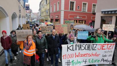 Archivbild: Wolfgang Steinbacher
Ein Bild aus dem Jahr 2019. Bis Corona die Klimademonstrationen in Amberg stoppte, wurden sie jedes Mal ein bisschen größer. Jetzt diskutiert die Fridays-for-Future-Bewegung mit dem Amberger Stadtrat.