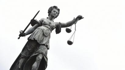 Symbolbild: Arne Dedert
Eine Bronzestatue der römischen Göttin der Gerechtigkeit Justitia.