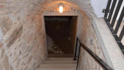 Bild: Birgit Symader/exb 
Der Zugang in den Keller des Erdstall-Forschungszentrums in Neukirchen-Balbini.