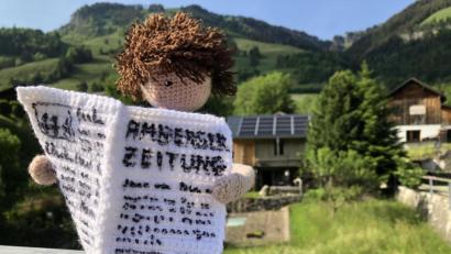 Bild: eik
Die Amberger Zeitung wird auch in der Schweiz gelesen: Der gehäkelte Zeitungsleser ist Teil eines Kunstprojekts, das seit Samstag in einem Kunstfestival im Bergdorf Rossinière zu sehen ist.