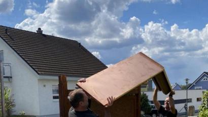 Bild: sei
Die Mitarbeiter des Bauhofes stellten die von ihnen neugebauten Anschlagtafeln an den alten Standorten auf.