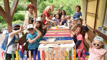 Bild: hcz
Seit fast einem Dreivierteljahr haben sich die "Zaunkönige" nicht mehr getroffen. Nun durften sie Zaunlatten bemalen und ihr im vergangenen Jahr begonnenes Tipi weiterbauen.