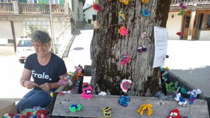 Bild: eik
Kunst mit Nadel und Faden zeigt das Festival "Les Artisanales de Rosisinière - de fil en aiguille" im Schweizer Bergdorf Rossinière.