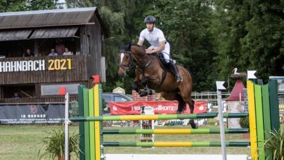 Bild: Nina Münch
Sven Fehnl an einem Hindernis. Der für den RFV Sulzbach-Rosenberg startende Reiter gewann beim Springturnier in Hahnbach die M*-Springprüfungen.
