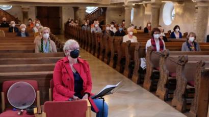 Bild: le
Die Teilnehmerinnen am Dekanatsfrauenabend in der Flosser Simultankirche des Jahres 2021 lauschen den Ausführungen.