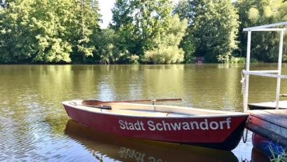 Bild: Johannes Lohrer/exb 
Mit drei Booten können auf der Naab wieder Fahrten gemacht werden.